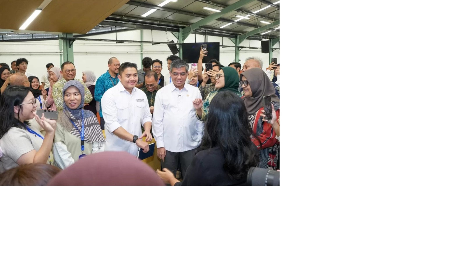 Sekretaris Kabinet Teddy Indra Wijaya bersama Menteri Ketenagakerjaan (Menaker) Yassierli meninjau pelaksanaan program pemagangan di Paragon Corp, Jakarta, Selasa (27/1/2026).