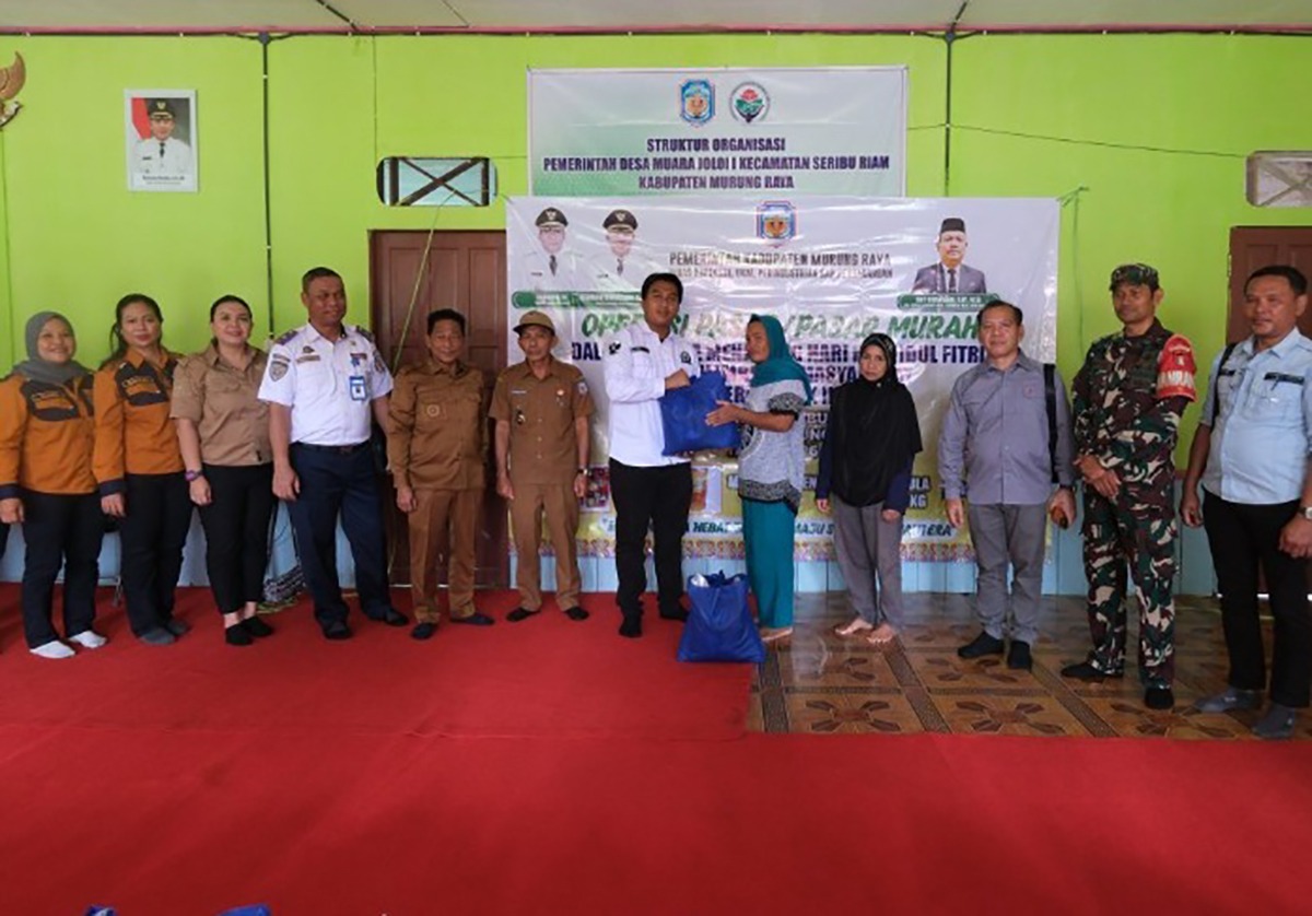 Anggota DPRD Mura, Fredrich Dominggus Yoga turut menyalurkan paket sembako pasar murah kepada masyarakat. IST