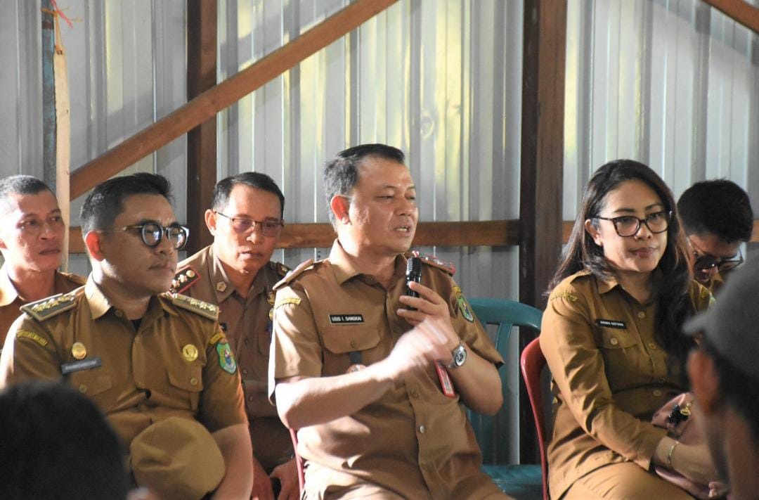 Sekda Kapuas Usis I Sangkai didampingi sejumlah jajaran saat berdialog bersama masyarakat Desa Sei Bakut, Kecamatan Kapuas Kuala, Selasa (27/1/2026).
