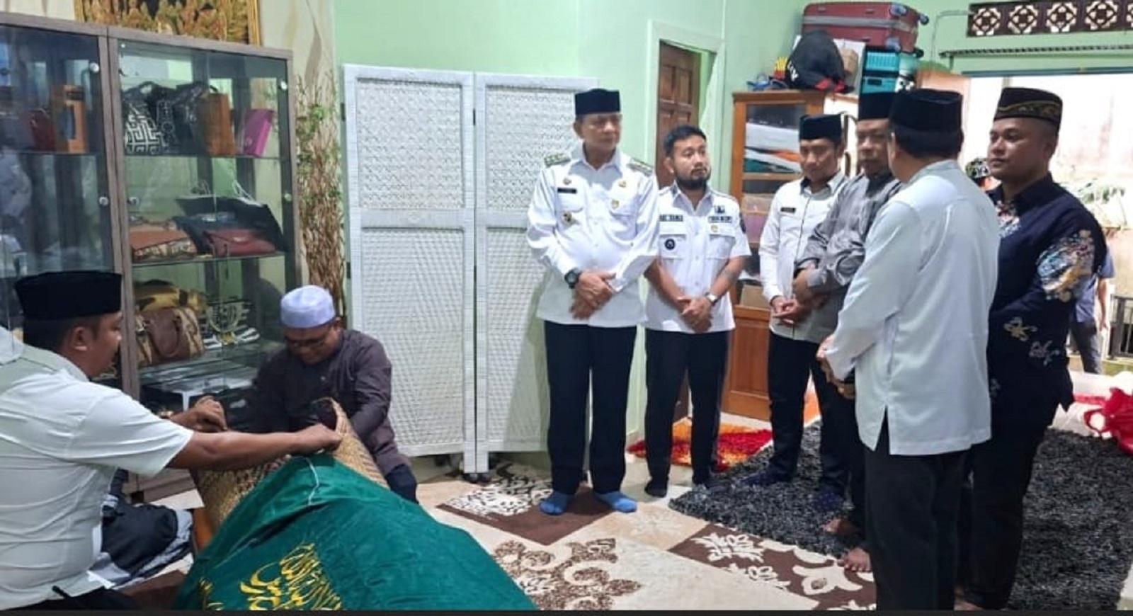 Bupati Bartim, M. Yamin didampingi wabup Adi Mula Nakalelu ketika melayat ke rumah mantan Wabup Bartim, H Suriansyah di Ampah, Bartim, Rabu (29/1/2026). IST