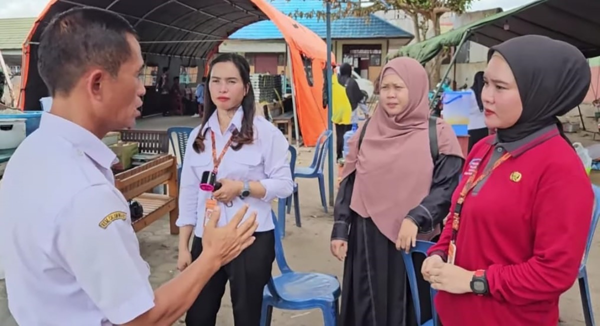 Kepala Diskominfostandi Katingan Hotden Manto Manalu (kiri) berbincang langsung dengan warga, sekaligus memantau jaringan internet di TKP, Rabu (28/1). DISKOMINFOSTANDI KATINGAN