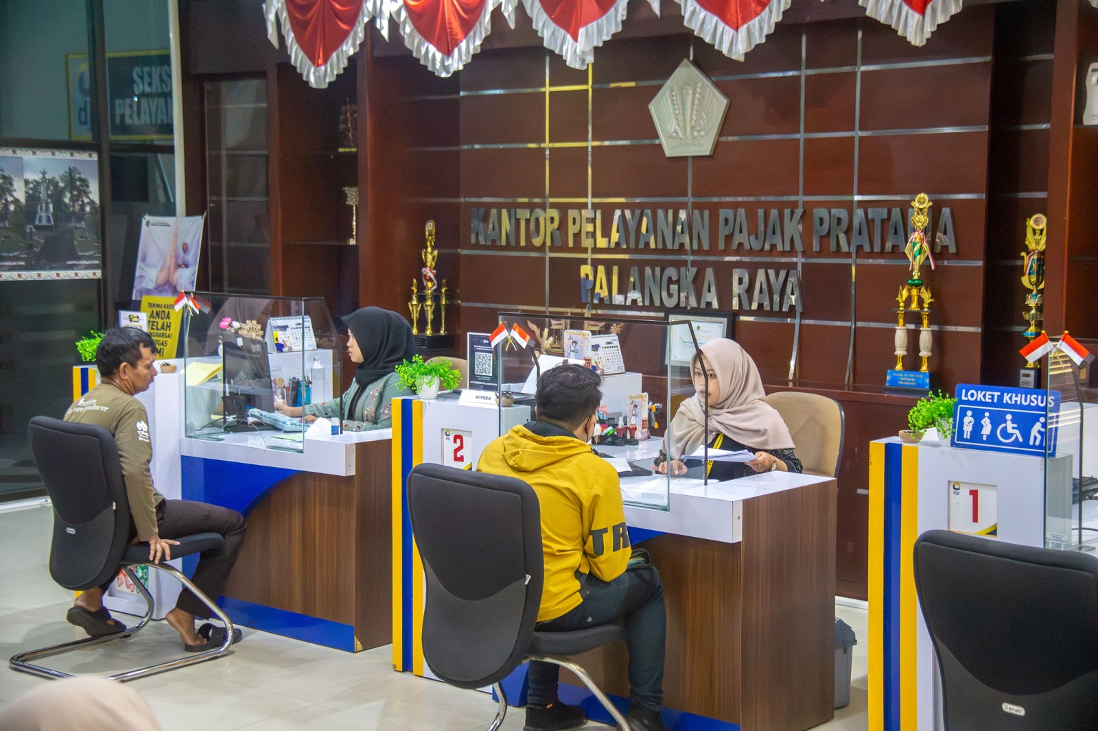Suasana pelayanan pajak di Kantor KPP Pratama. ARIEF PRATHAMA/KALTENG POS