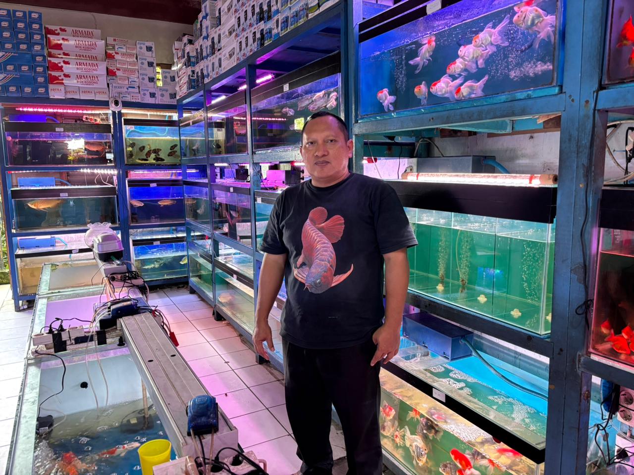 Pemilik Toko Atlantis Aquarium H Ramadan. RIFQI/KALTENG POS
