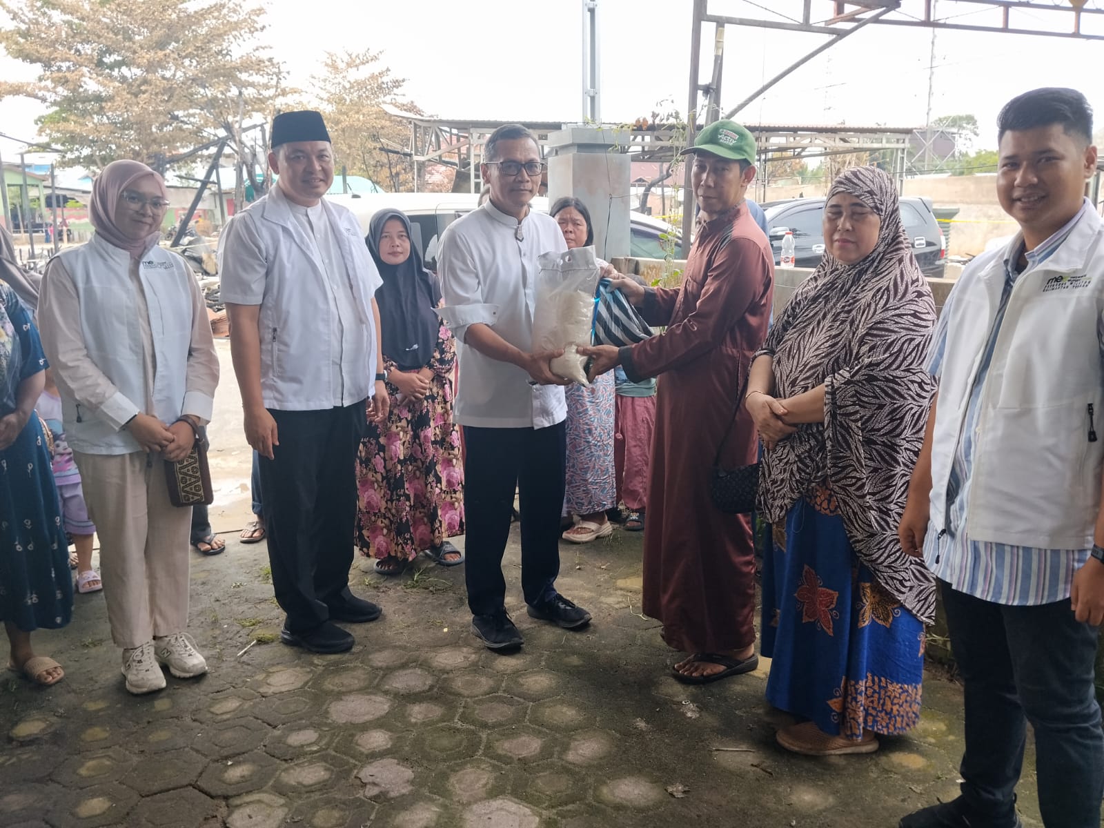 Ketua MES Katingan Agus Mauludin, bersama Sekretaris Umum MES Kalteng Heru Hidayat dan pengurus menyerahkan bantuan korban kebakaran di Kasongan Lama