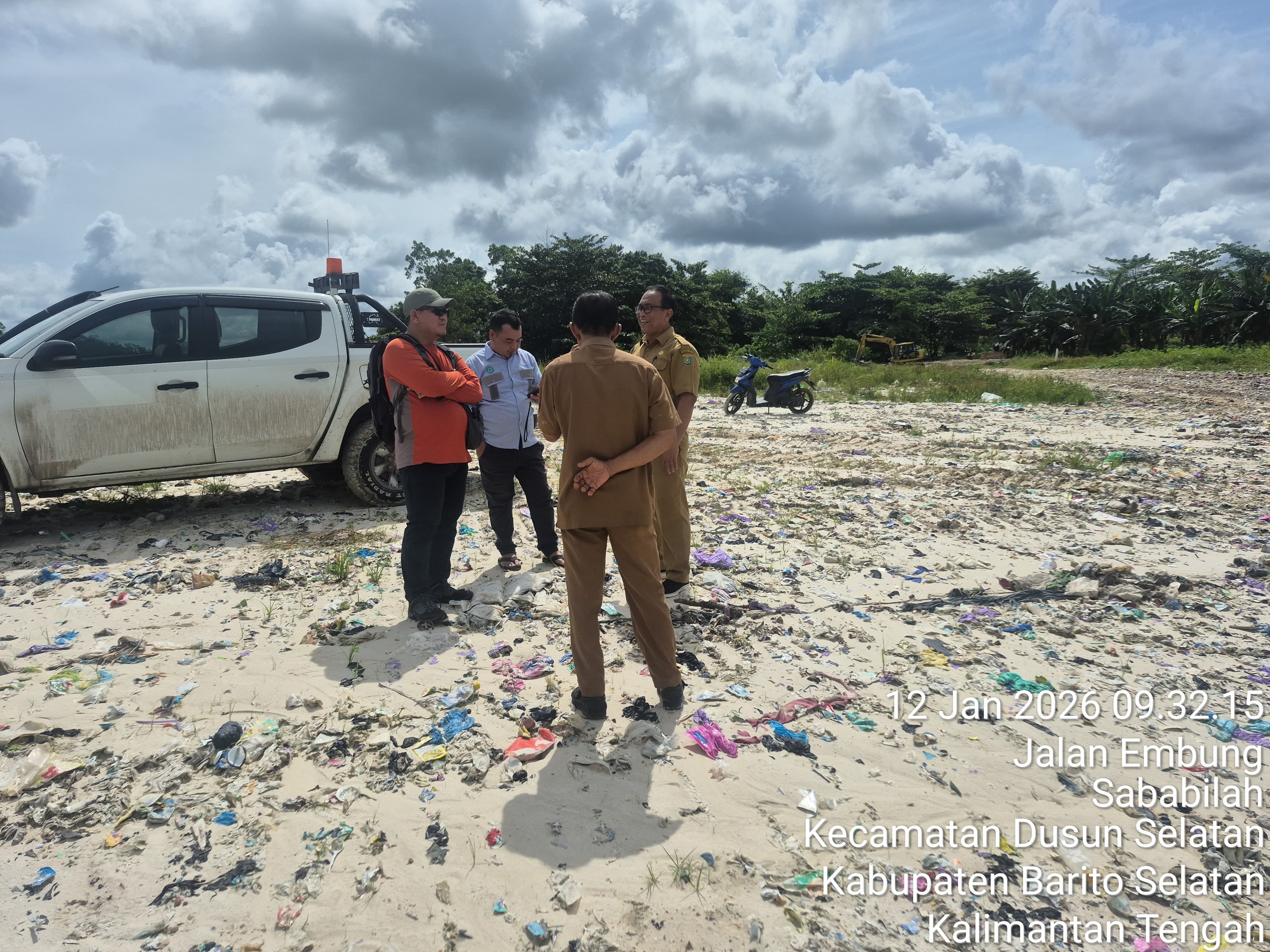 DLH Kabupaten Barsel bersama PT MUTU saat memantau penimbunan sampah di TPST Desa Sababilah.