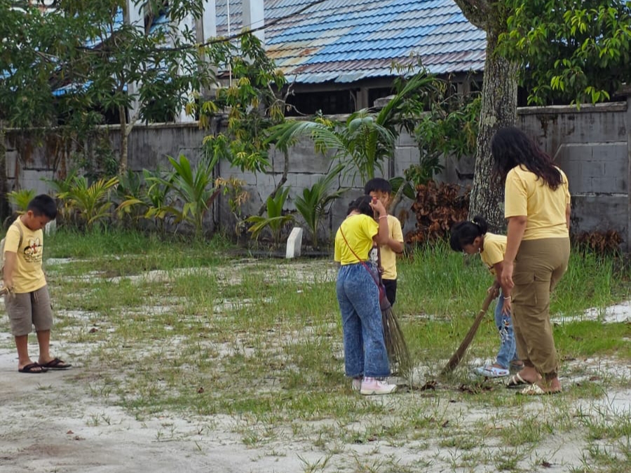 Anak-anak sekolah Minggu HKBP, saat membersihkan lingkungan. Frisca Untuk kaltengpos.jawapos.com