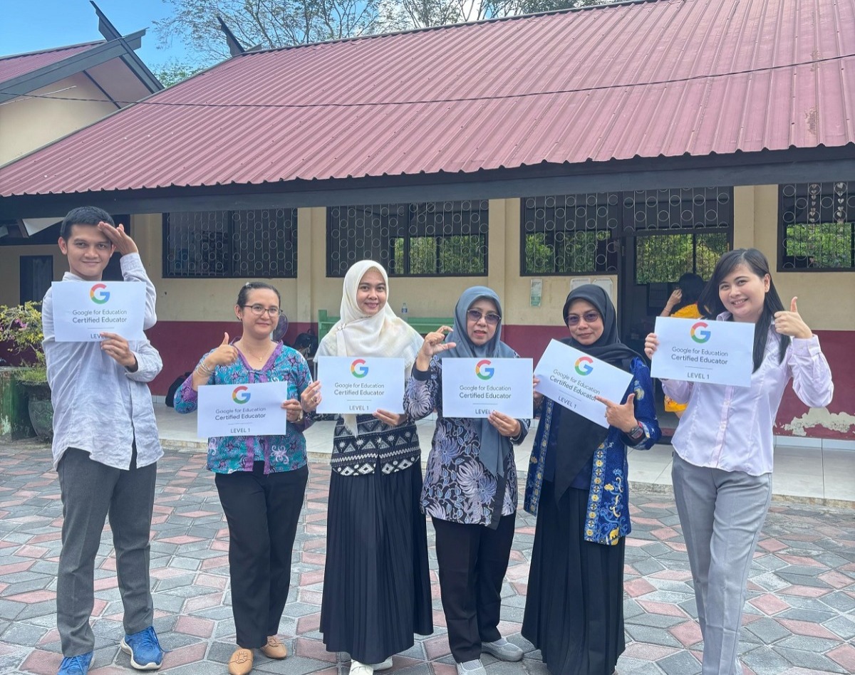 Guru di SMP Negeri 11 Palangka raih sertifikat internasional jadi sekolah rujukan Google, Jumat (301). SHAFA KALTENG POS