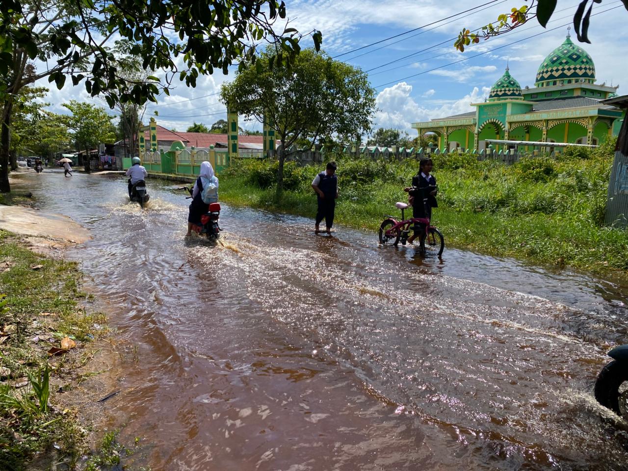 Kondisi air banjir di Baamang Tengah.MIFTAHKALTENGPOS.JAWAPOS.COM