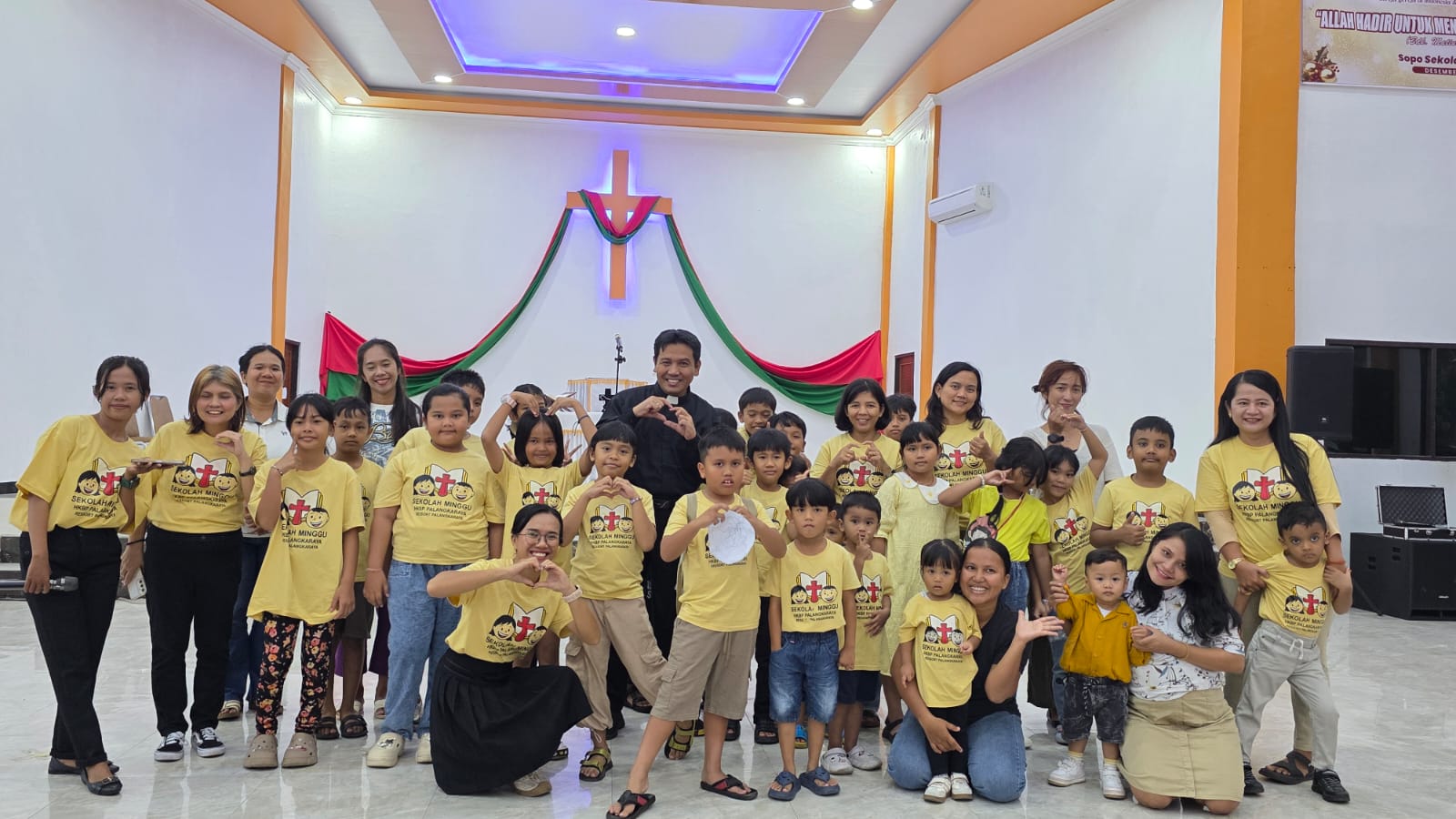 Anak-anak sekolah Minggu dan guru sekolah Minggu HKBP, Sabtu (31/1/2026).Frisca Untuk kaltengpos.jawapos.com