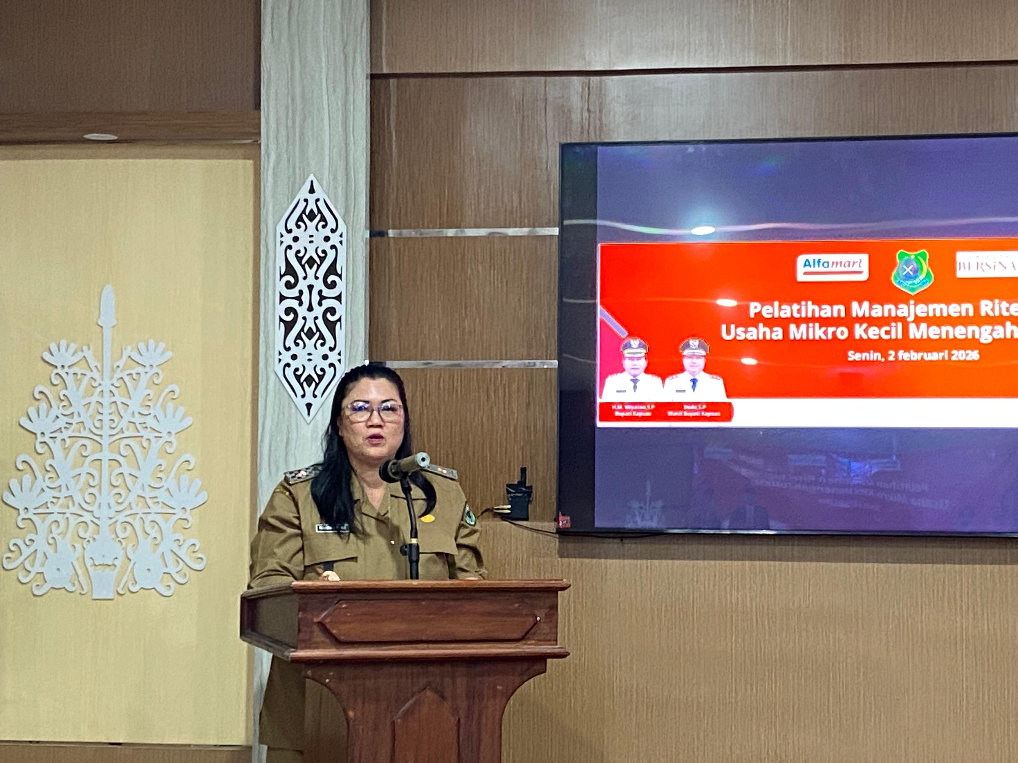 Asisten II Setda Kapuas, Kusmiatie, ST MSi menyampaikan sambutan.