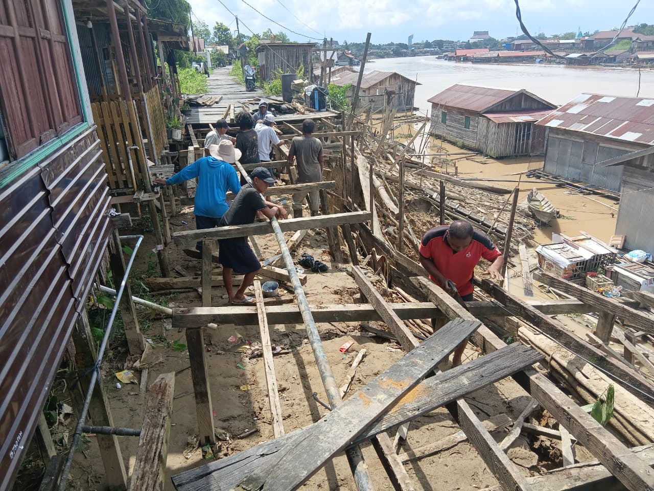 Warga setempat membangun ulang jalan yang roboh. ILHAM ROMADHONA/KALTENG POS