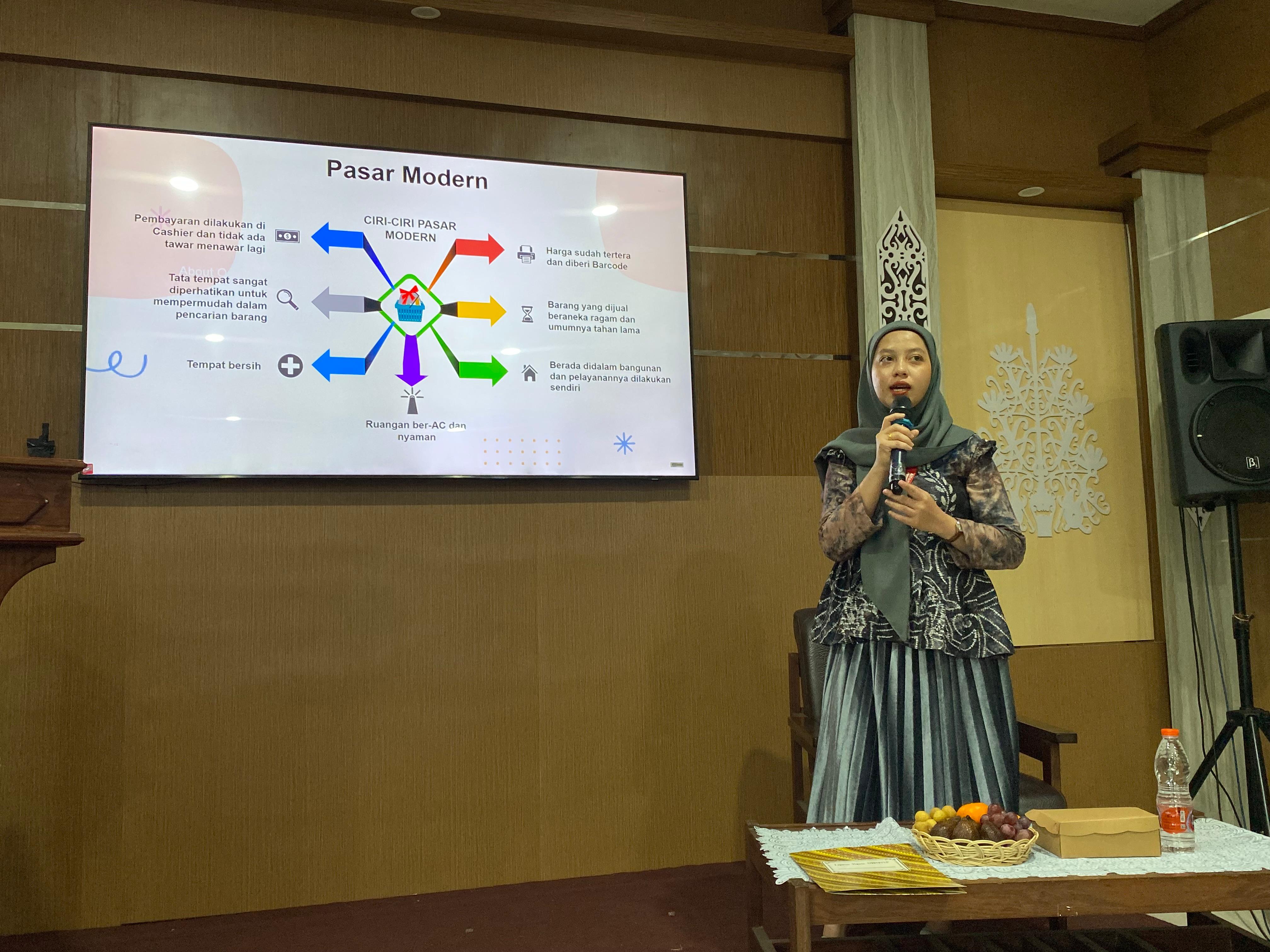 Yusrina, Merchandising Manager Alfamart memaparkan materi.