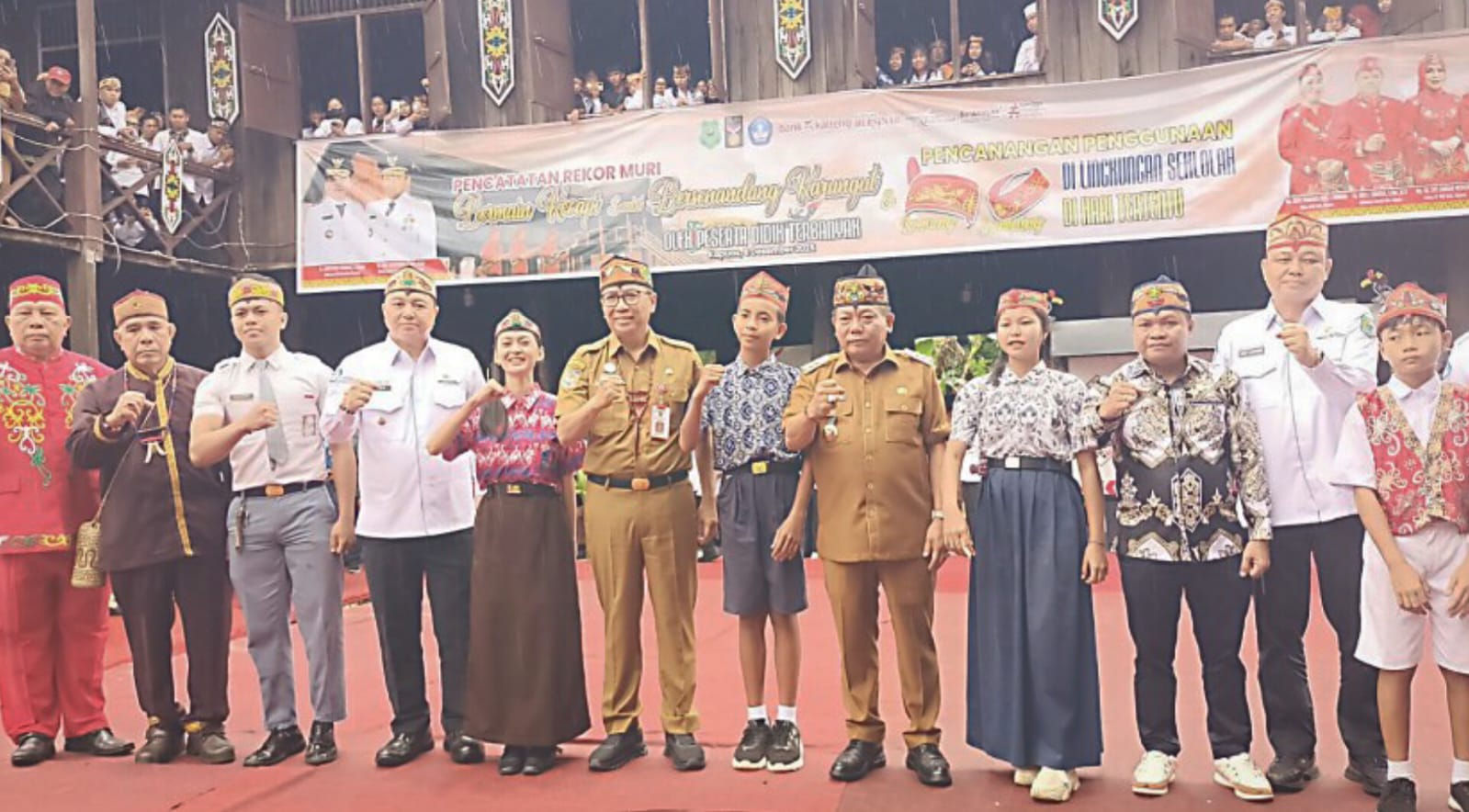 Bupati Kapuas HM Wiyatno saat pencanangan pemakaian lawung dan sumping bagi pelajar di hari tertentu belum lama tadi. ART/ KALTENG POS