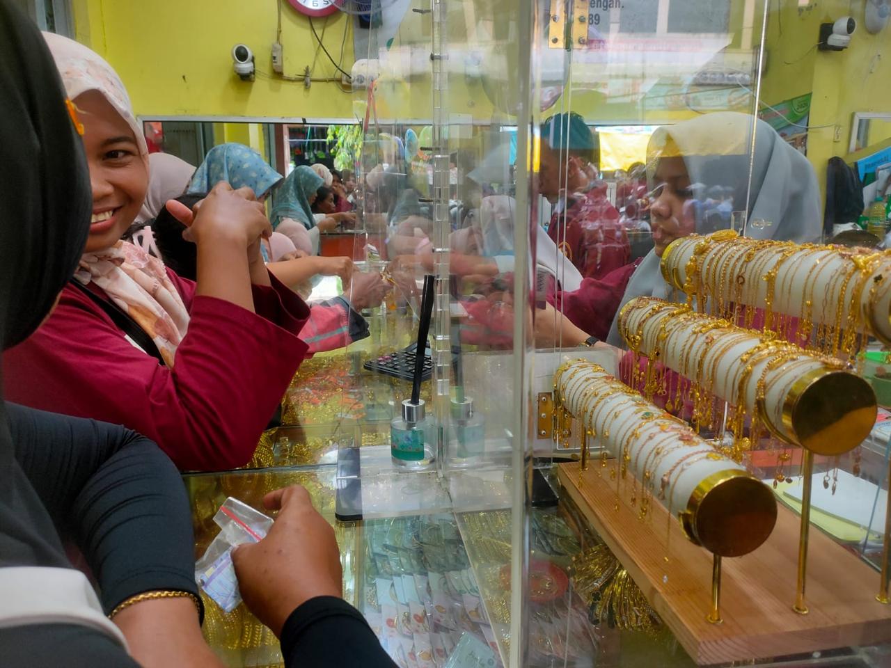 Jual beli emas di PPM Sampit.MIFTAH/KALTENGPOS.JAWAPOS