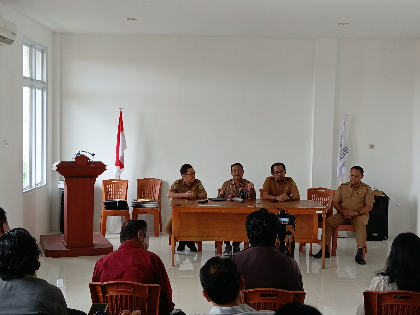 Juru Bicara Pemko Palangka Raya, Sahdin Hasan menjelaskan kronologi genangan air di Puskesmas Menteng, Senin (2/2/2026).ILHAM ROMADHONA/ KALTENG POS