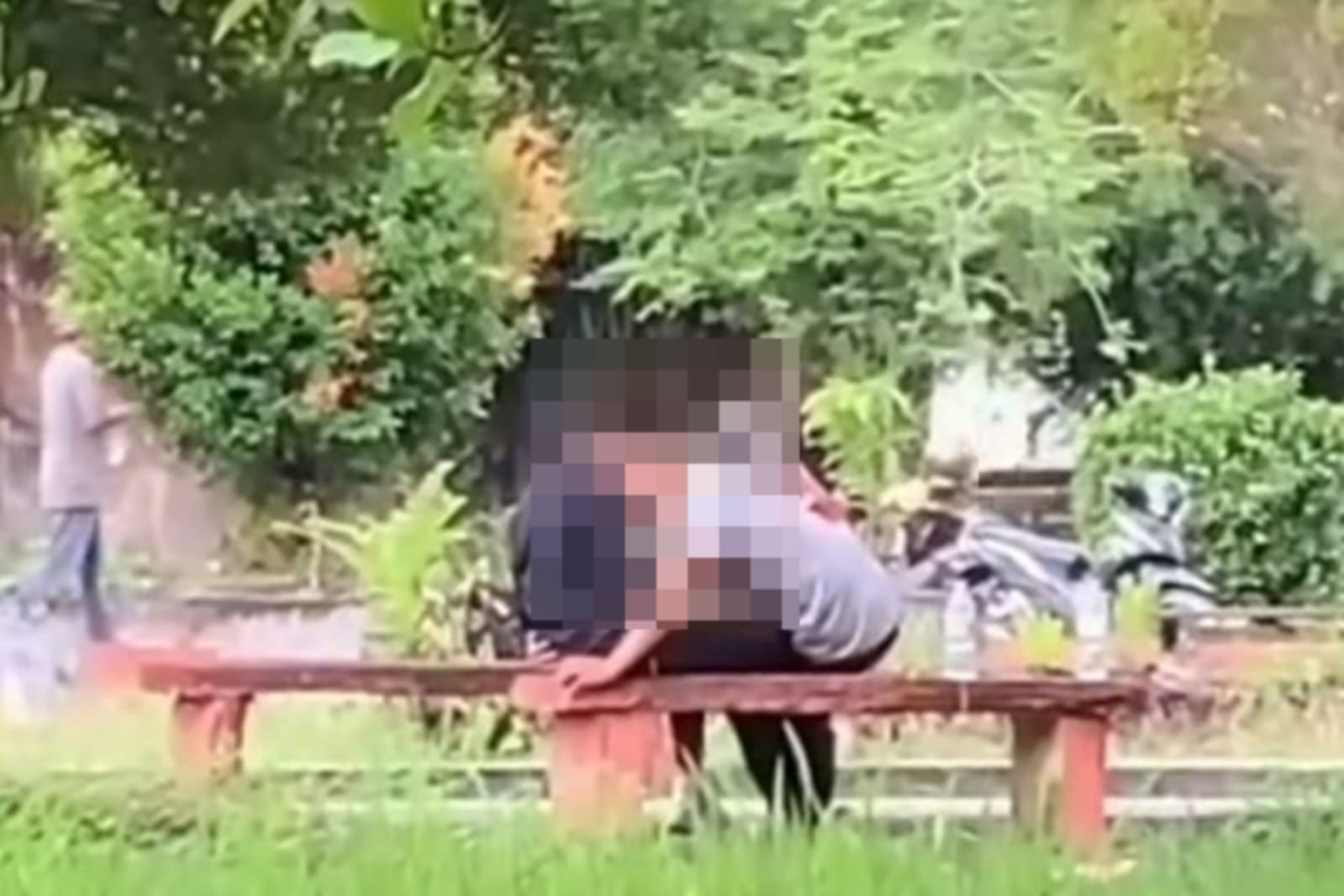 Aksi tak senonoh muda-mudi.SCREENVIDEO