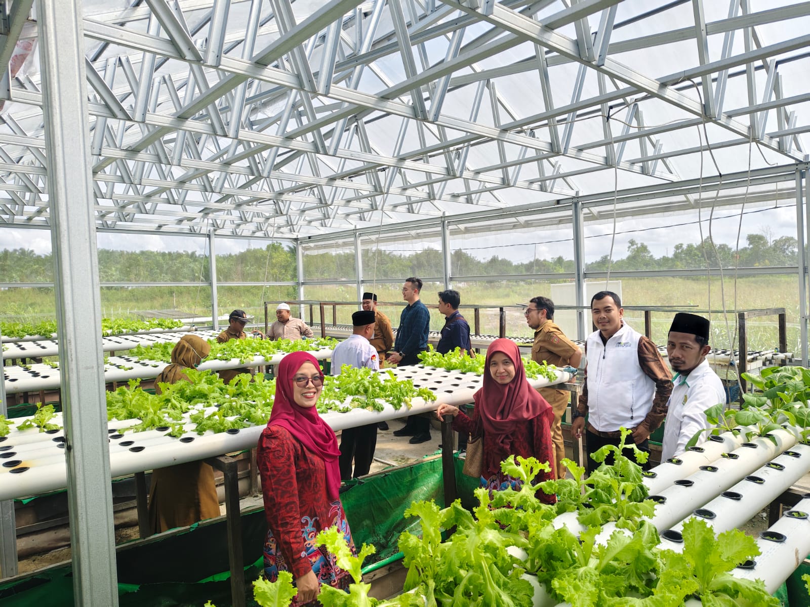 Pengurus Wilayah MES Kalteng bersama Pengurus Daerah MES Kobar di salah satu unit usaha pesantren.