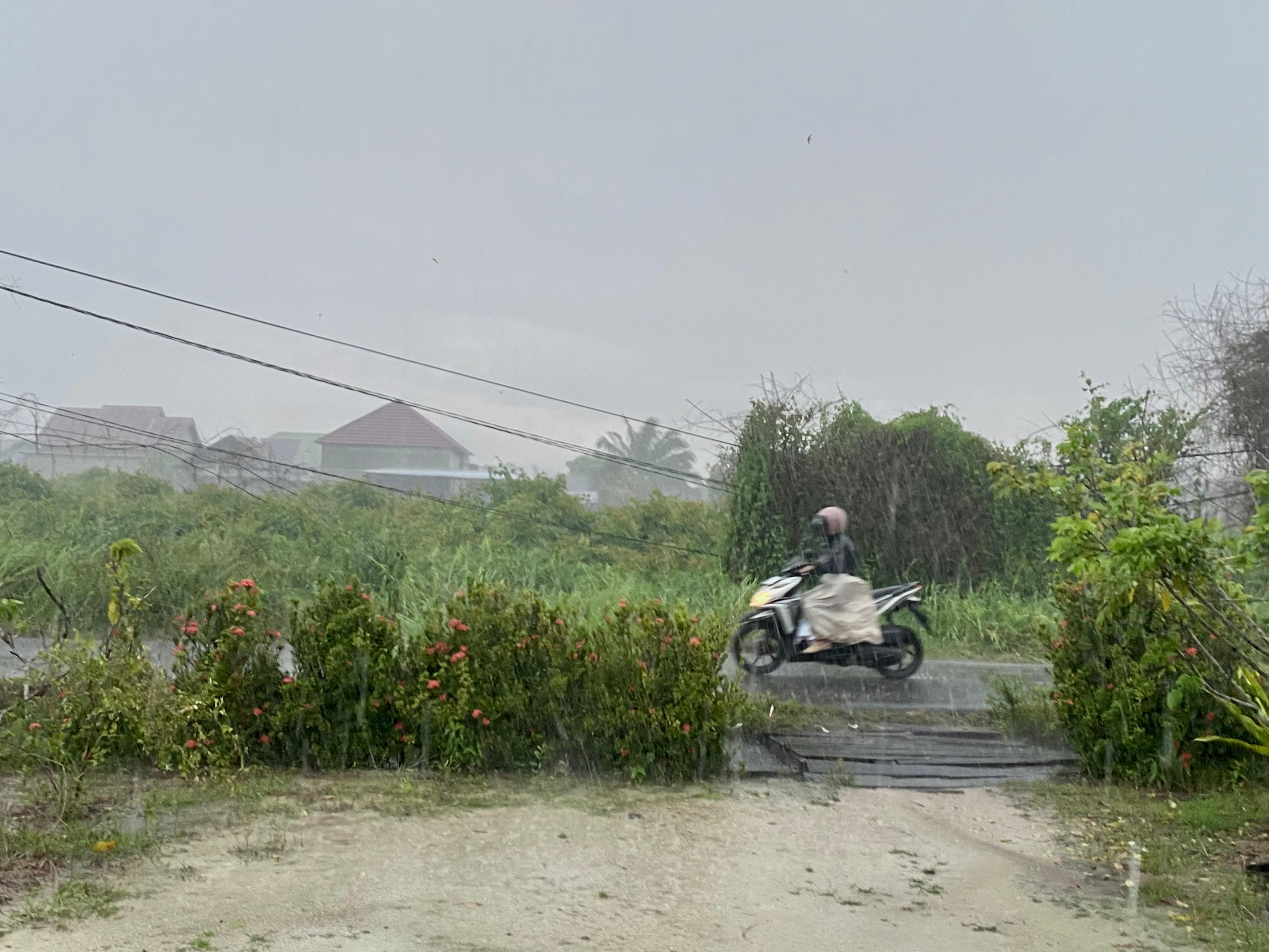 Hujan deras mengguyur Sampit.MIFTAH/KALTENGPOS.JAWAPOS.COM