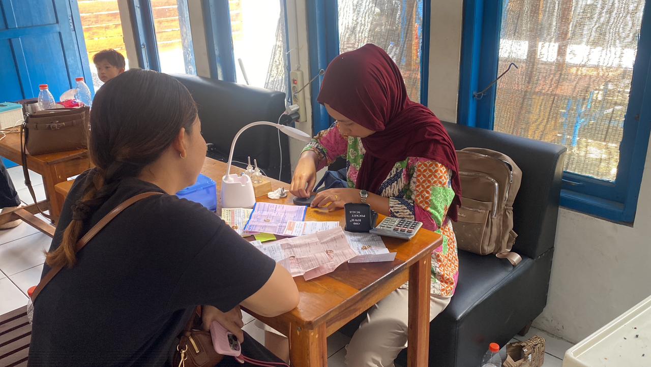 Warga sedang menjualkan emasnya ke D&rsquo;mamaiya atau Hijrah Emas Palangka Raya. SHAFA KAMILA/KALTENG POS