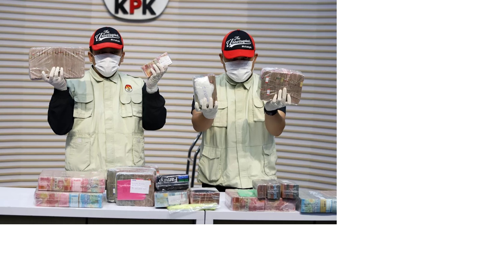 Petugas KPK menunjukkan barang bukti berupa uang tunai terkait Operasi Tangkap. (Dery Ridwansah/ JawaPos.com)