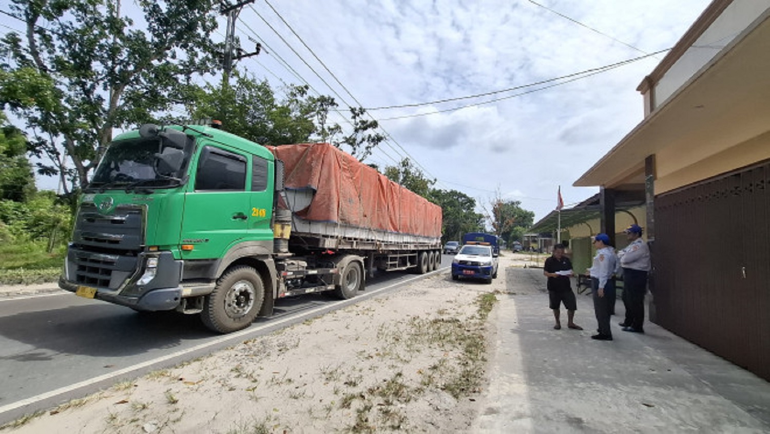 Pegawai Dishub Kobar ketika melakukan pengawasan terhadap ODOL yang melintas tidak sesuai aturan berlaku, beberapa waktu lalu. IST