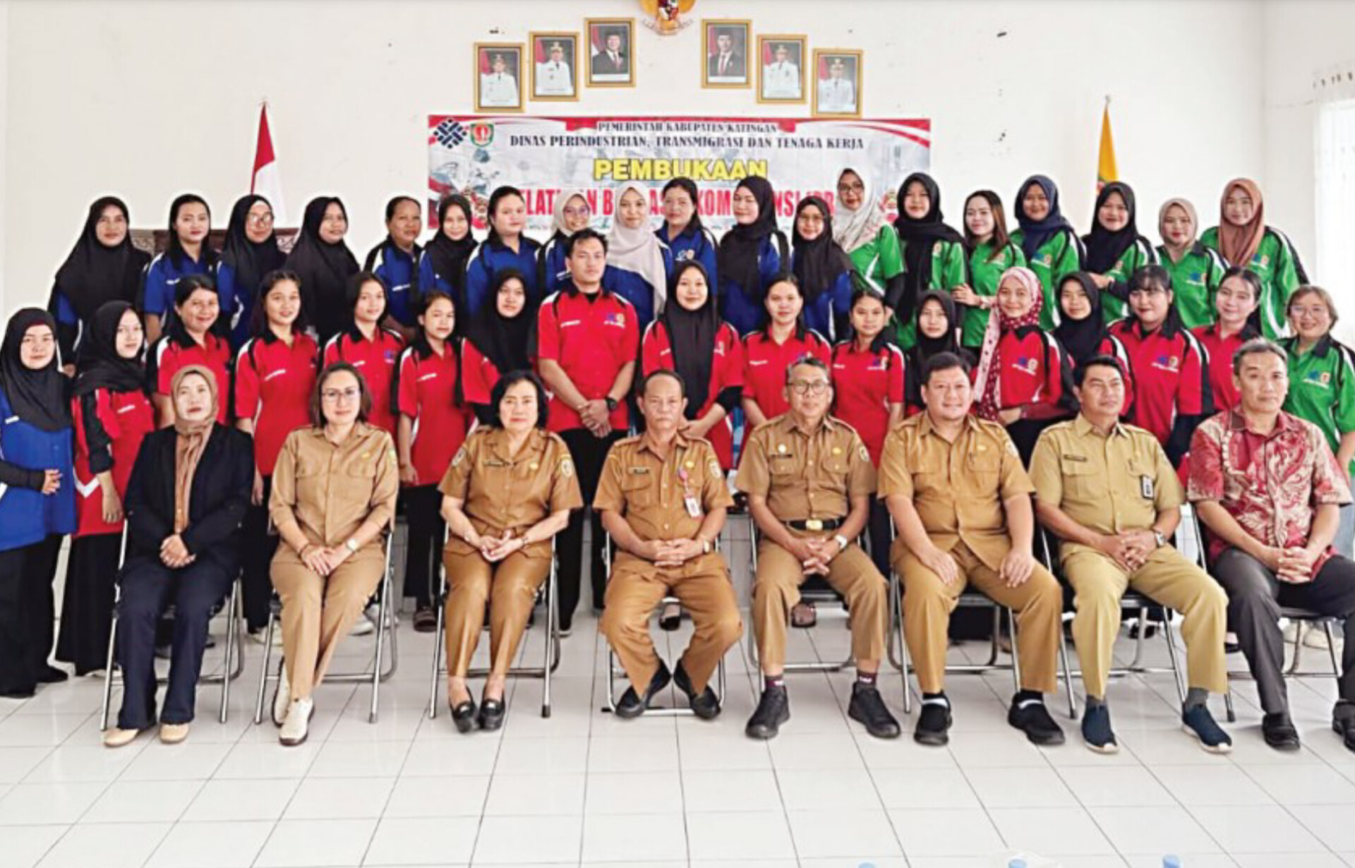Asisten I Setda Katingan Kalpin didampingi Kepala Dinas Perindustrian, Transmigrasi, dan Tenaga Kerja Kabupaten Katingan H Hariawan foto bersama, Senin (2/2/2026). HUMAS SETDA KATINGAN