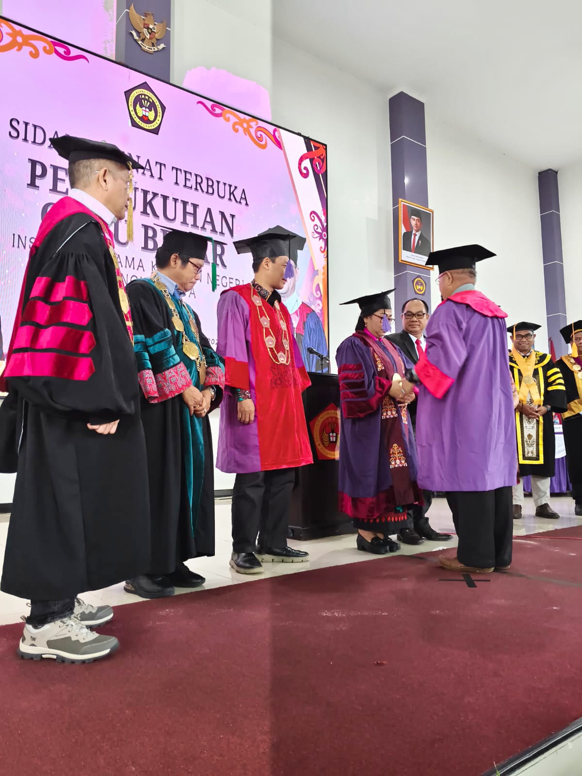 Prof Telhalia MTh DTh dan Prof Dr Maldiantius Tanyid  MTh, saat pengukuhan.