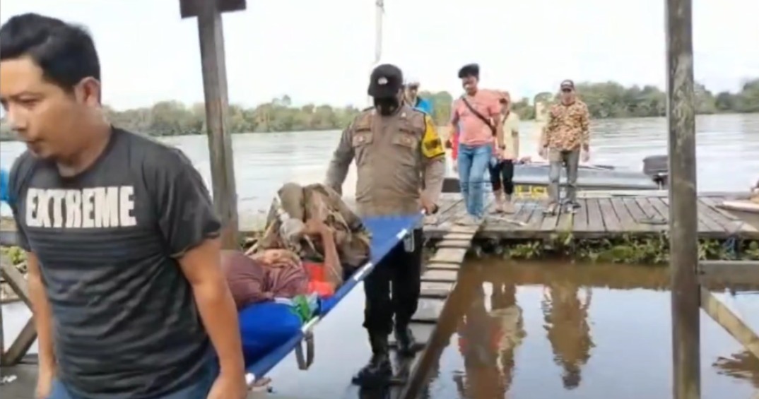 Jajaran Polres Barsel saat membawa warga sakit menuju RSUD Jaraga Sasameh Buntok.