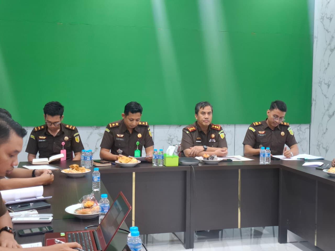 Kepala Kejaksaan Negeri Barito Utara, Fredy Feronico Simanjuntak beserta jajaran saat rilis kasus dugaan korupsi ternak.