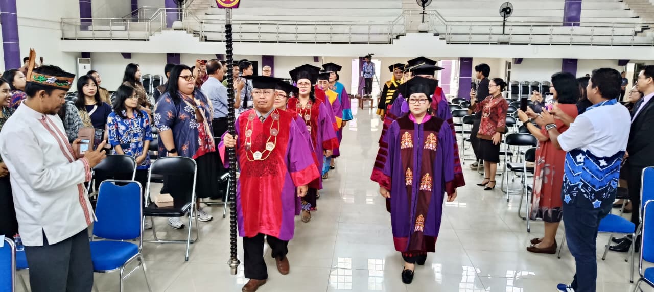 Prof Telhalia MTh DTh (kanan) dan Prof Dr Maldiantius Tanyid  MTh (kiri), saat menuju memasuki sidang senat terbuka 2026.