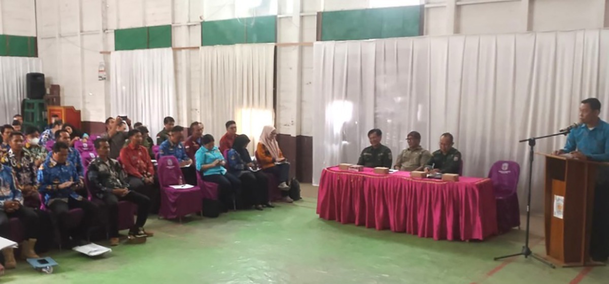 Kepala Badan Perencanaan Pembangunan, Riset dan Inovasi Daerah (Bapperida) Mura, Rizal Samat melakukan musrenbang di Kecamatan Permata Intan.