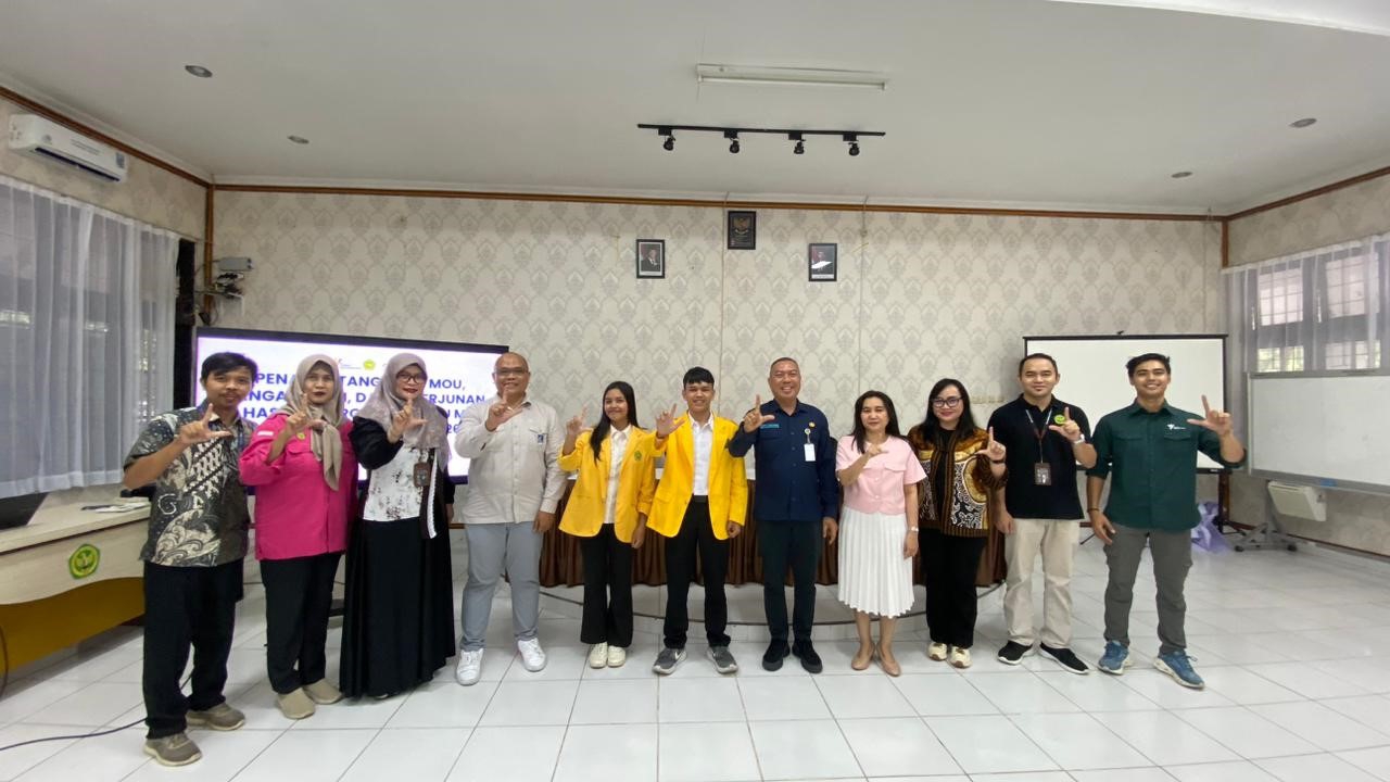 Dekan FKIP UPR Dr Rinto Alexandro, SE., MM (baju biru) beserta jajaran dengan Fariz Wahyu Andika Putra (keempat dari kiri) Pengurus Yayasan Bina Harati PAMA dan calon guru muda.