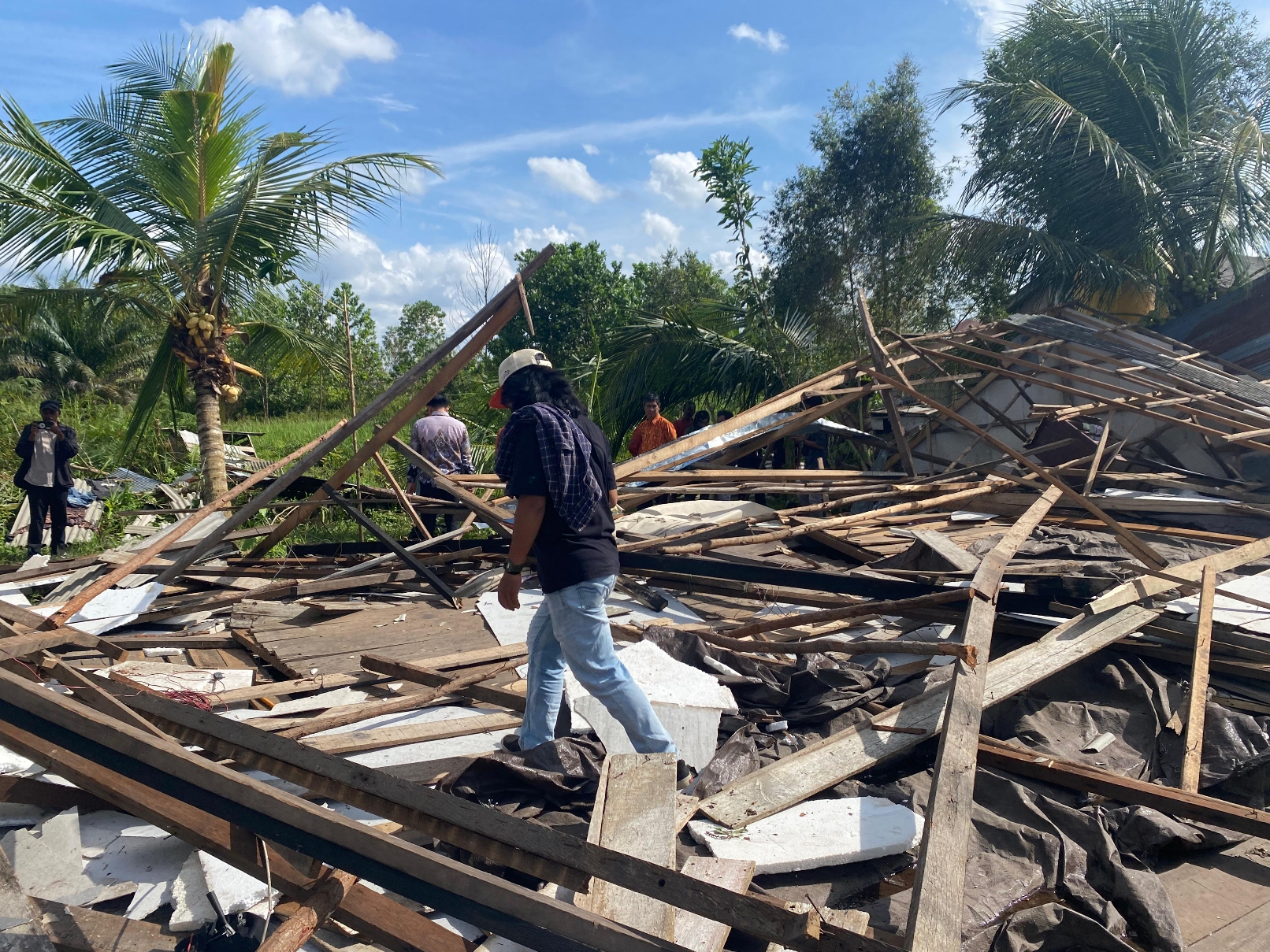 Puing-puing rumah dampak diterjang angin.