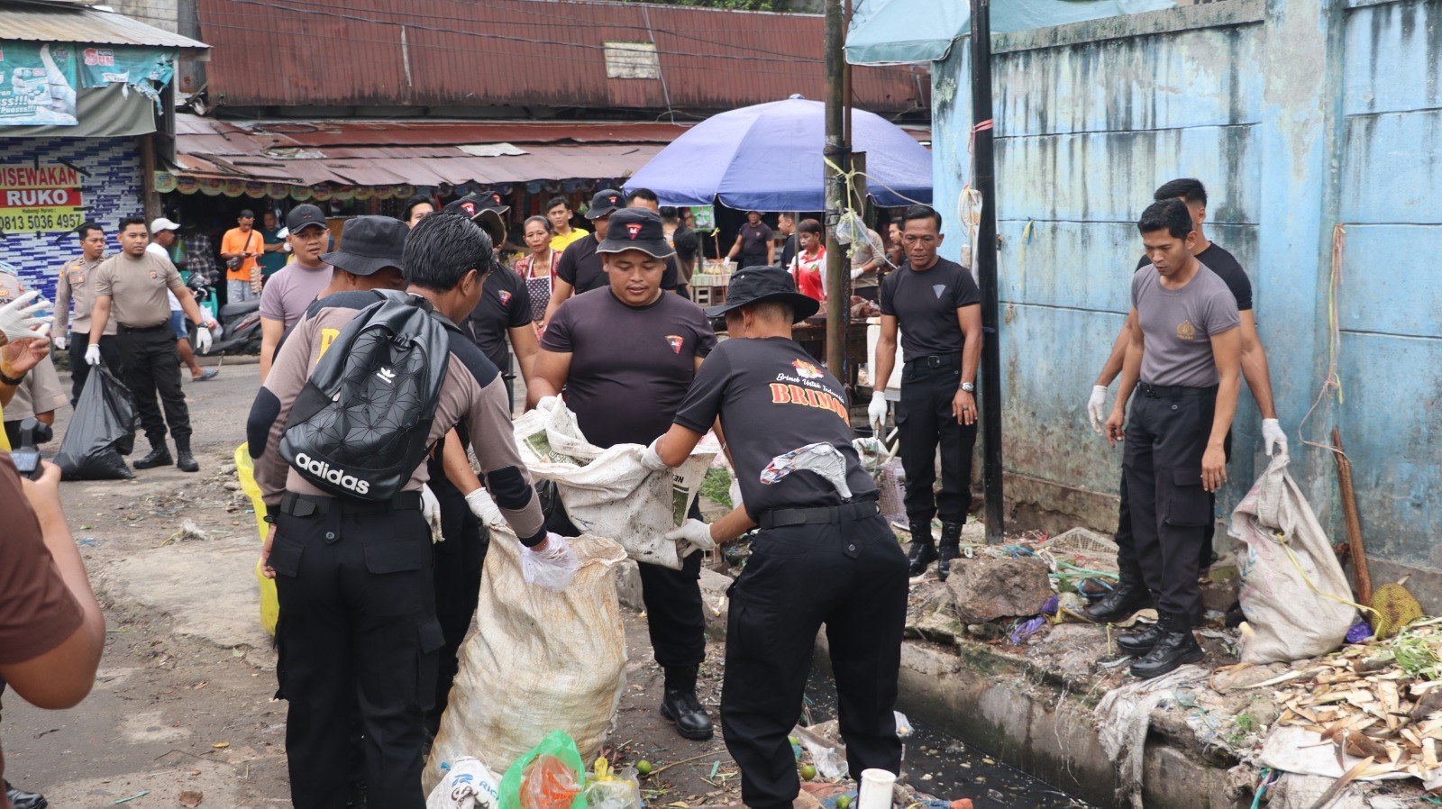 Kepolisian bersih-bersih pasar.POLRESTA