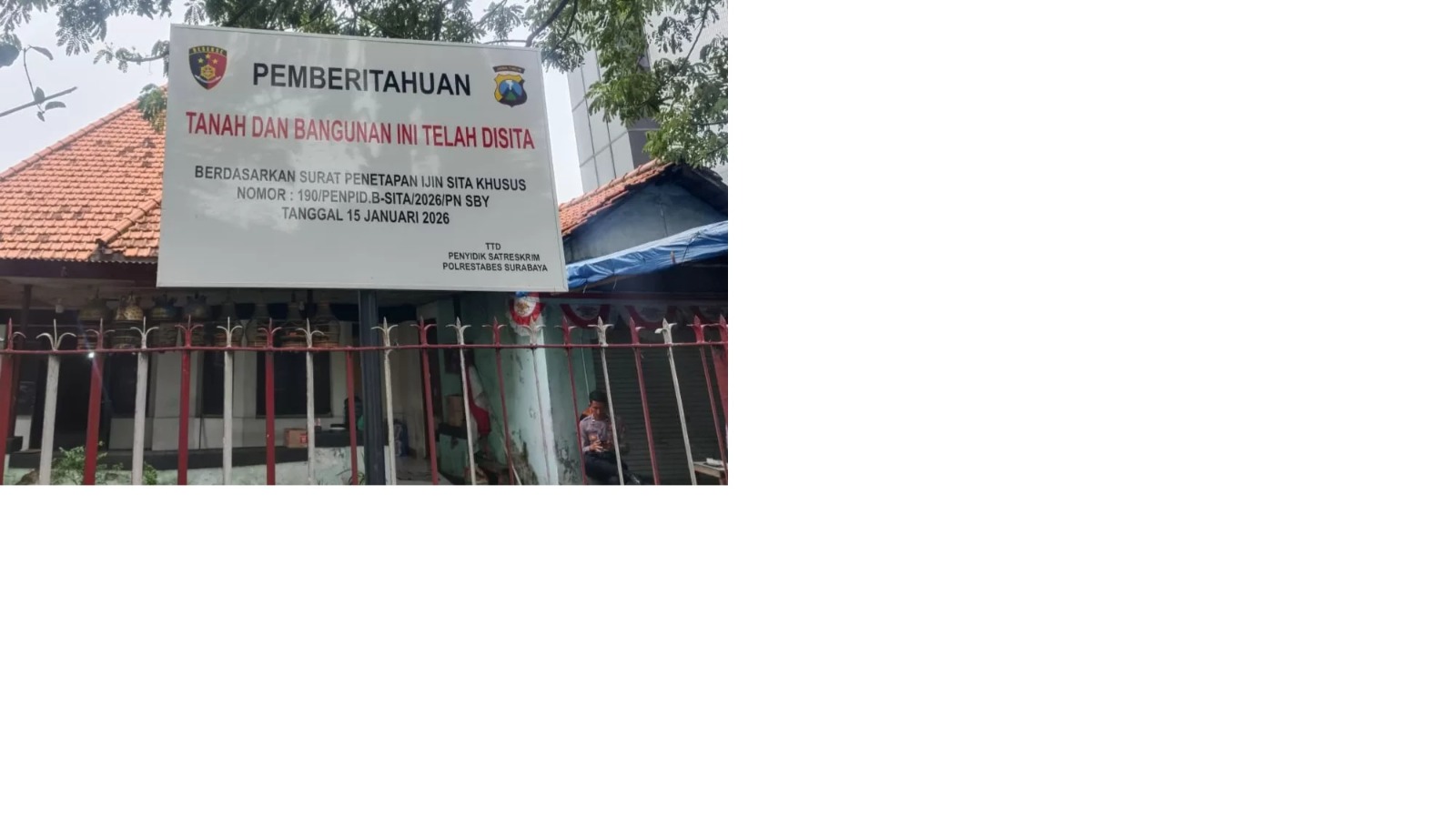 Penyidik Satreskrim Polrestabes Surabaya menyita tanah dan bangunan Kantor Ormas Madas. (Novia Herawati/ JawaPos.com)