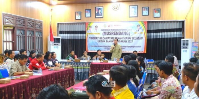 Kepala Bapperda Kabupaten Mura, Reyzal Samat saat menyampaikan sambutan pada Musrenbang Tingkat Kecamatan Tanah Siang Selatan. IST