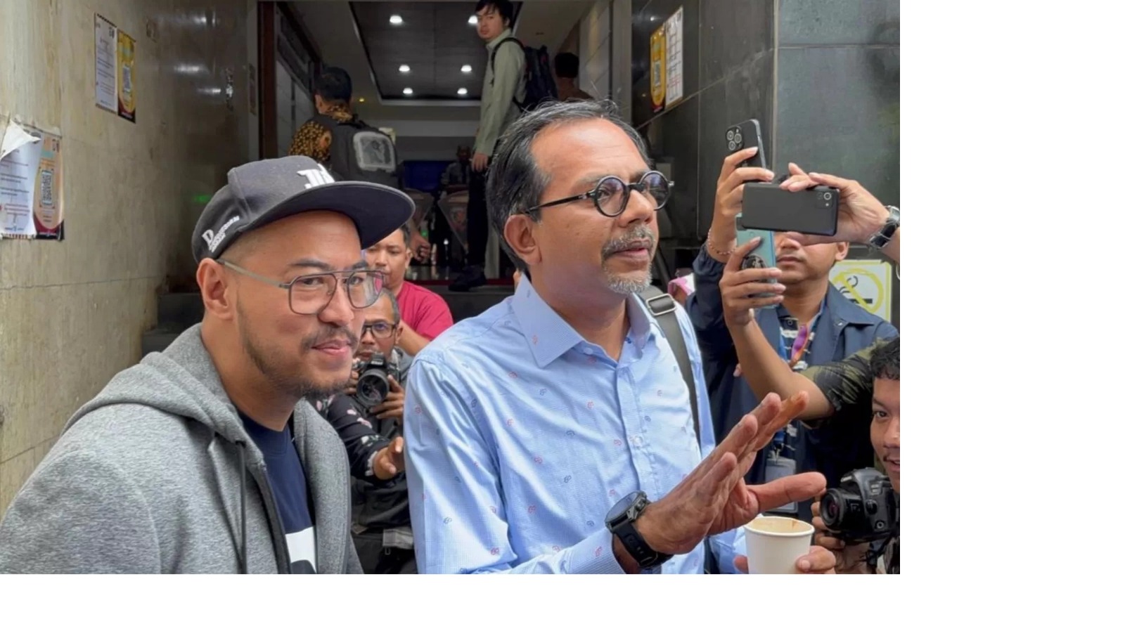 Komika Pandji Pragiwaksono tiba di Polda Metro Jaya pada Jumat (6/2). Dia datang bersama pengacaranya, Haris Azhar. (Sahrul Yunizar/JawaPos.com)