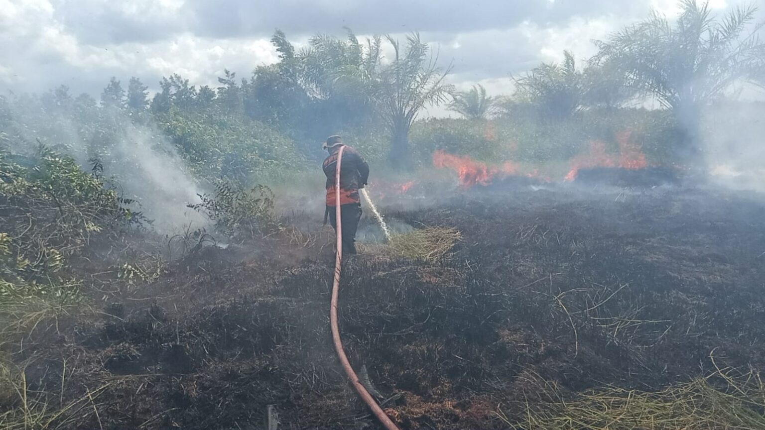 Para petugas BPBD Kobar ketika melakukan pemadaman Karhutla, beberapa waktu lalu. IST
