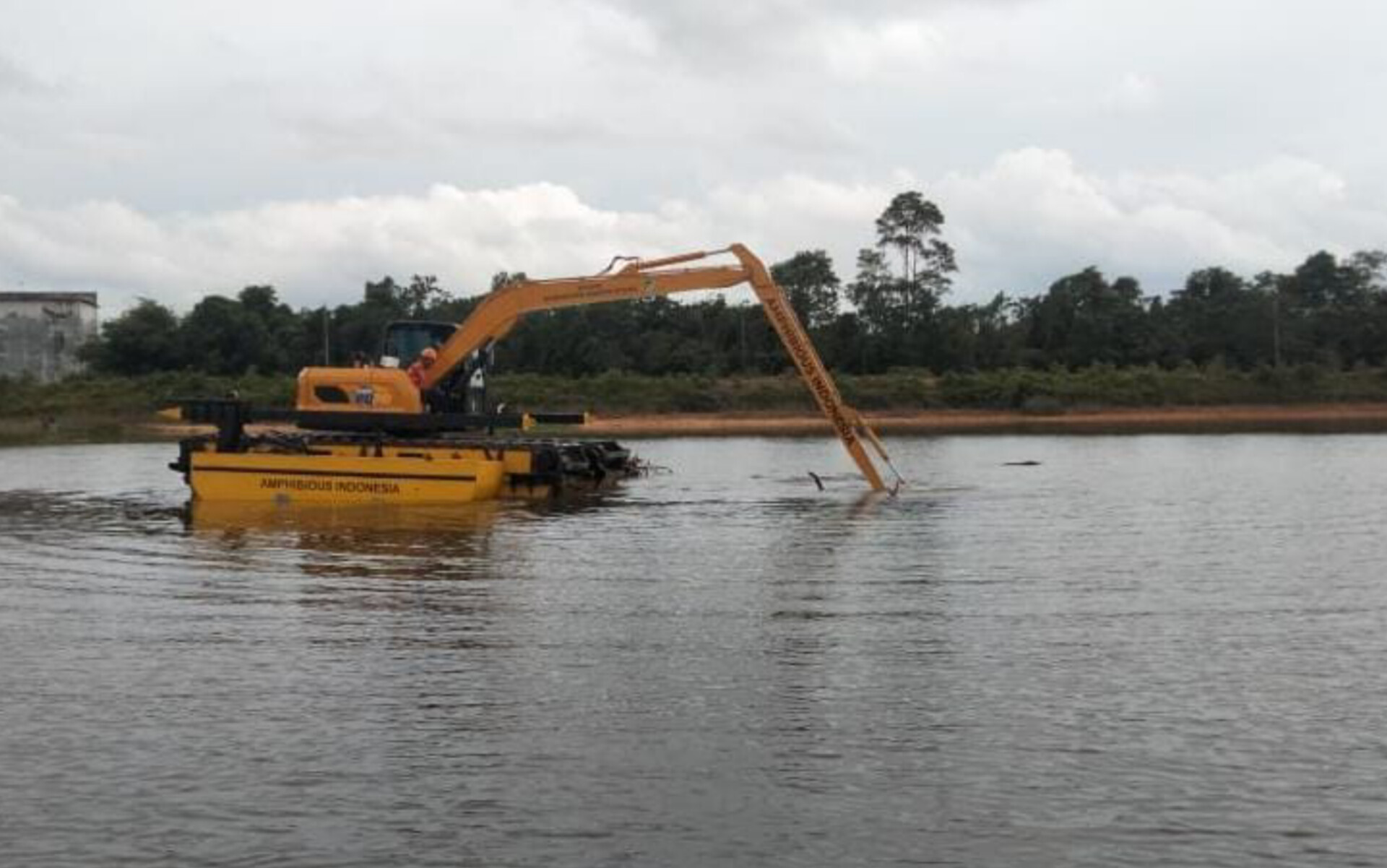 Ekskavator amfibi yang beroperasi di DAM Trahean, Kecamatan Teweh Selatan. DPUPR BARITO UTARA