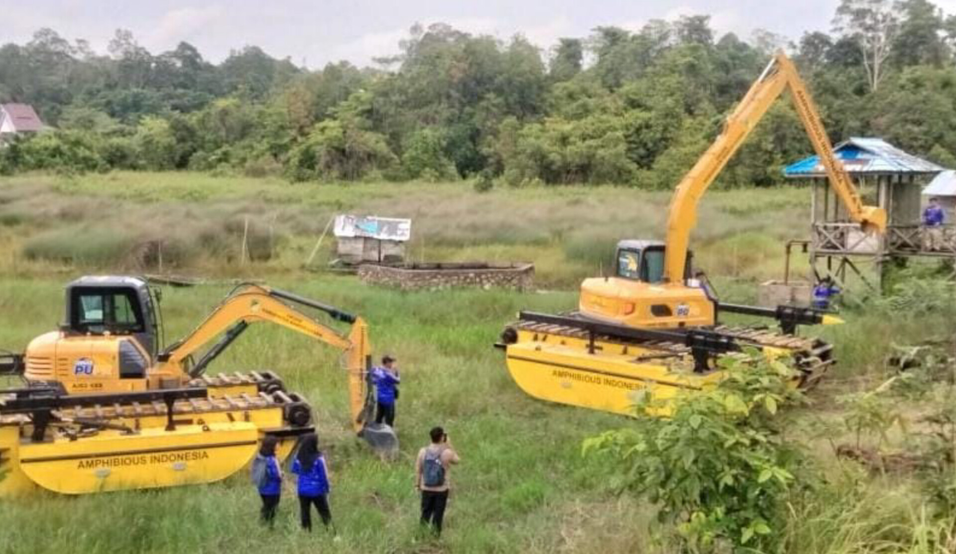 Ekskavator amfibi yang beroperasi di DAM Trahean, Kecamatan Teweh Selatan. DPUPR BARITO UTARA