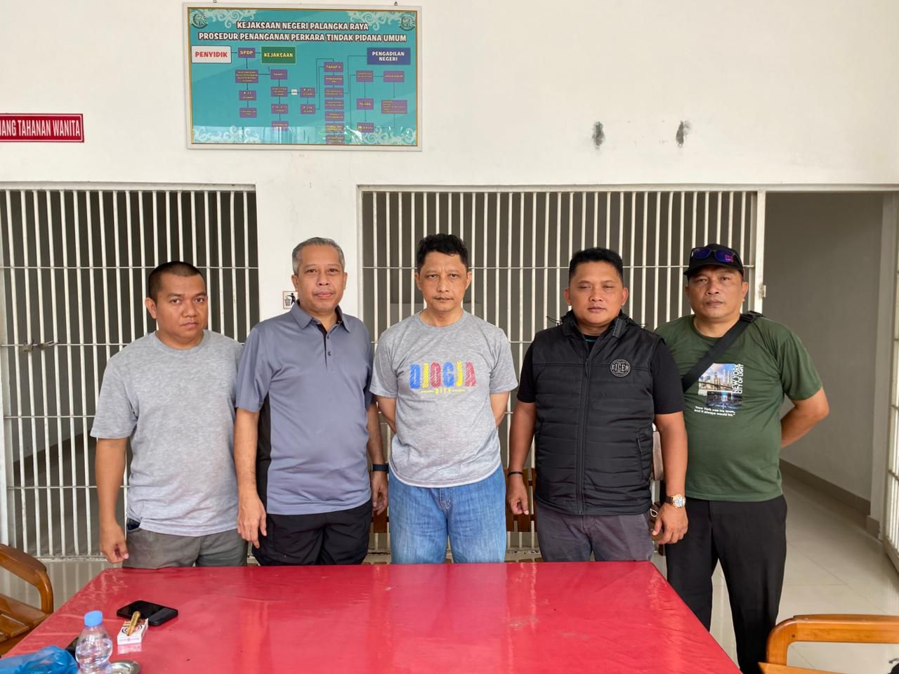 Nindyo Purnomo (tengah) terpidana yang berhasil ditangkap tim kejaksaan.HUMAS