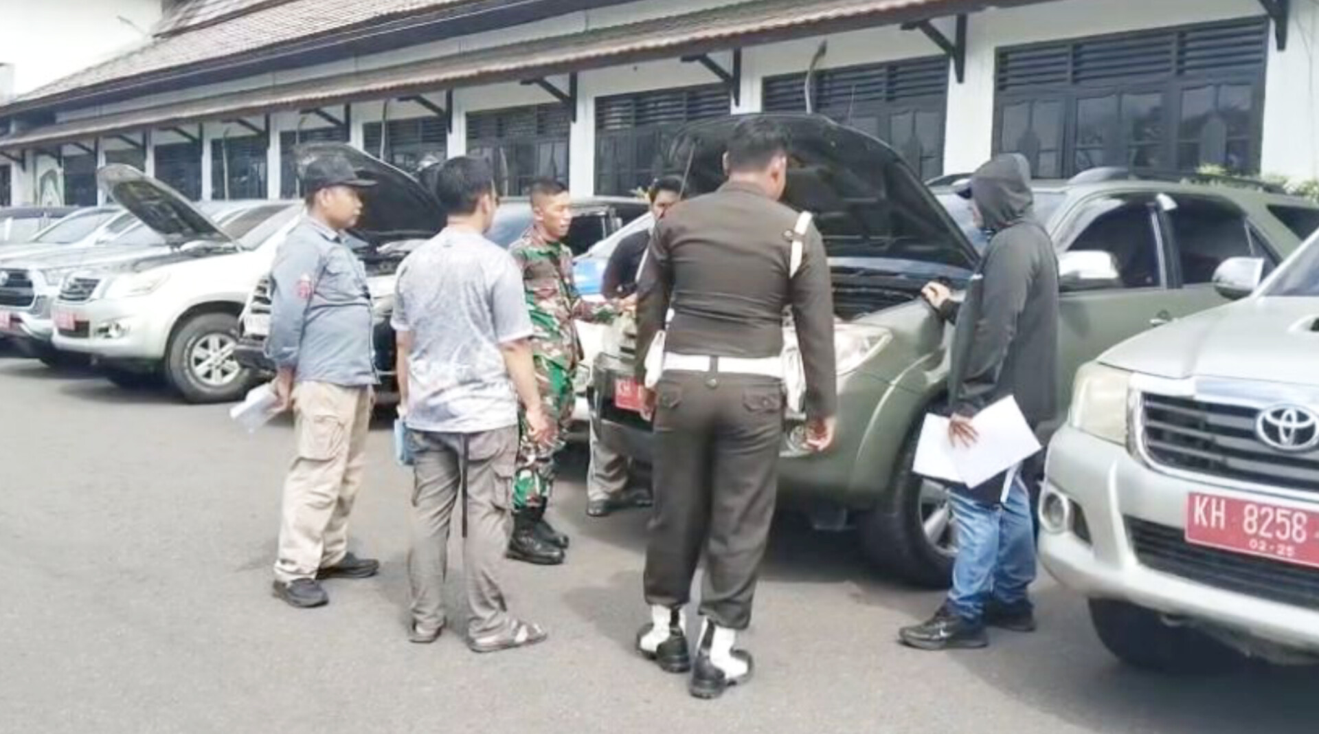 Pemeriksaan mobil dinas.MIFTAH/KALTENGPOS JAWAPOS.COM