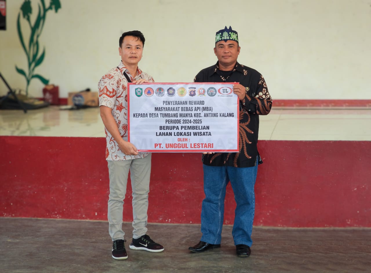 Penyerahan reward MBA kepada perwakilan desa.HUMAS
