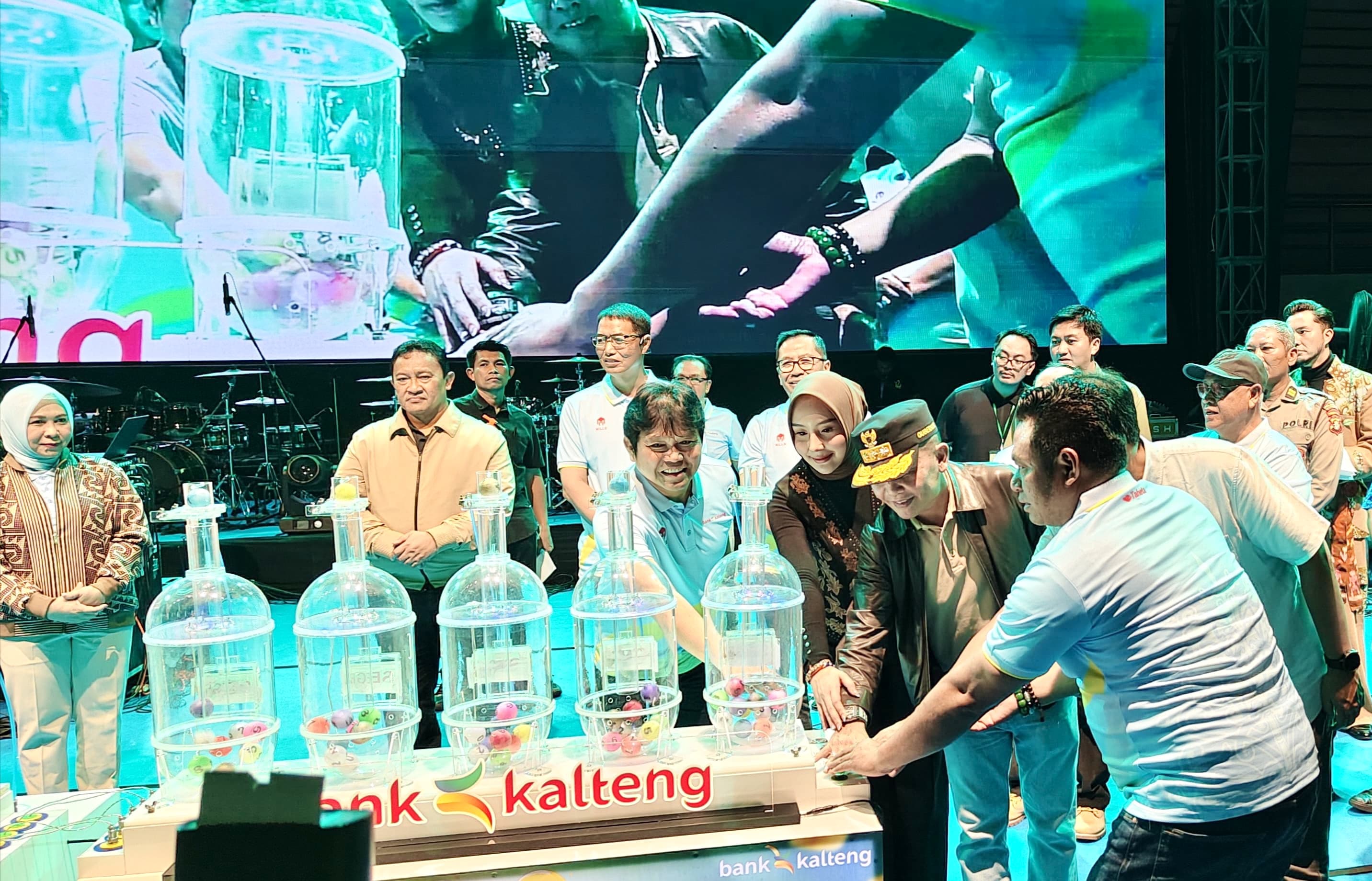 Gubernur Kalimantan Tengah, H Agustiar Sabran S Ikom, didampingi sang istri, saat melakukan pengundian grandprize 1 unit mobil Suzuki Grand Vitara.
