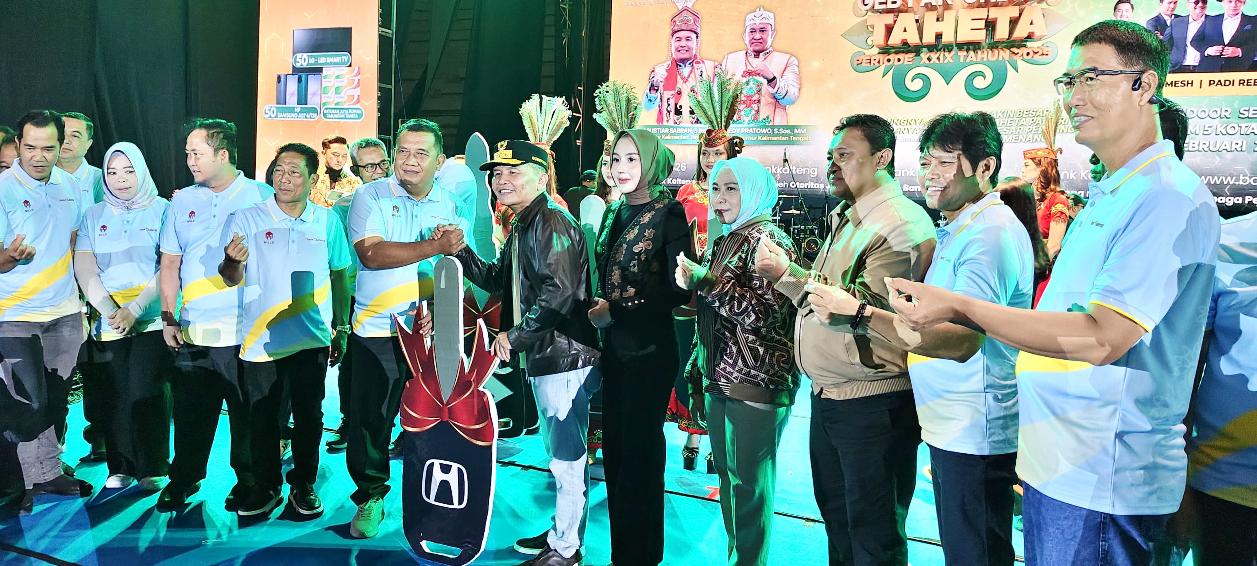 Gubernur  H Agustiar Sabran S Ikom, menyerahkan  grandprize yang diwakili oleh Pjs Pemimpin Cabang Utama Empas S Umar.