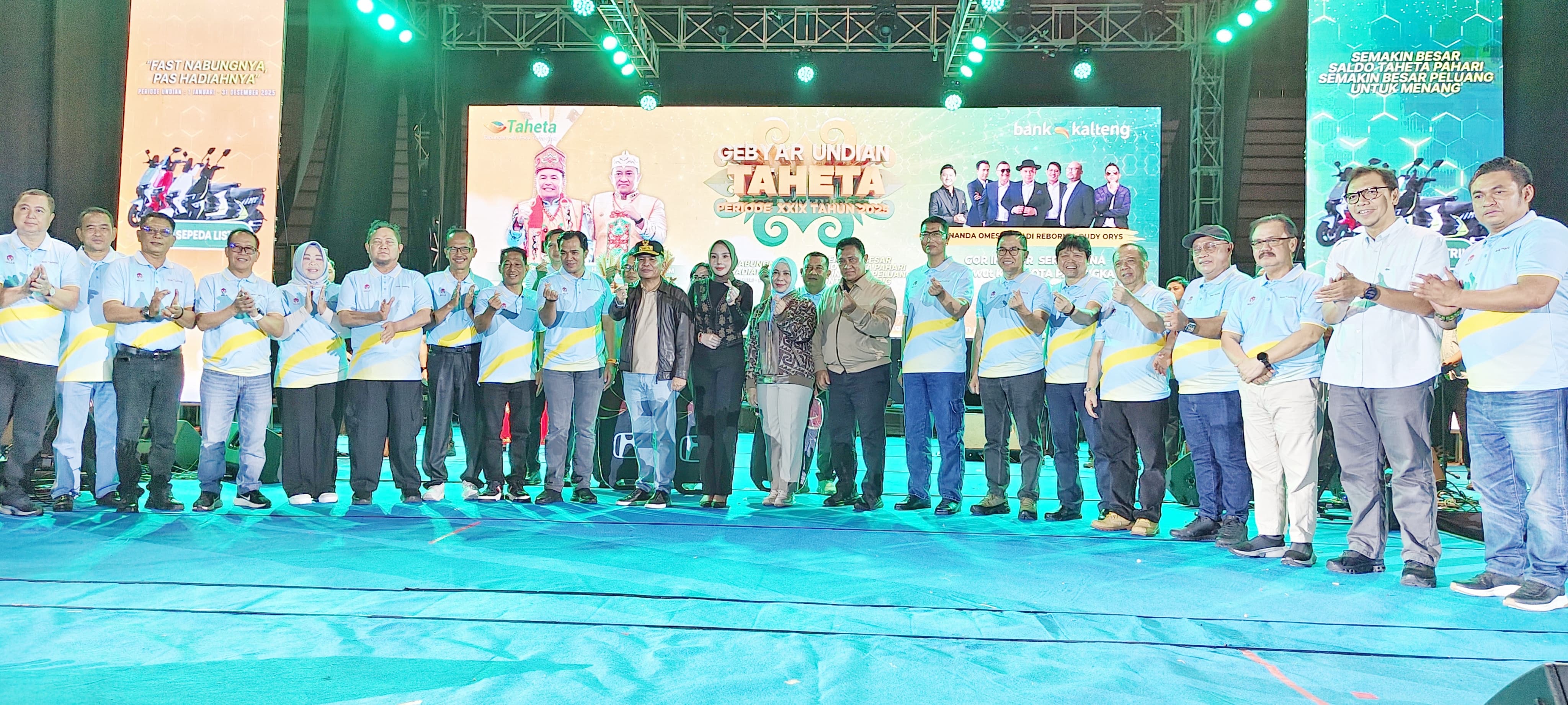 Gubernur H Agustiar Sabran S I Kom ( tengah), saat foto bersama usai menyerahkan grandprize