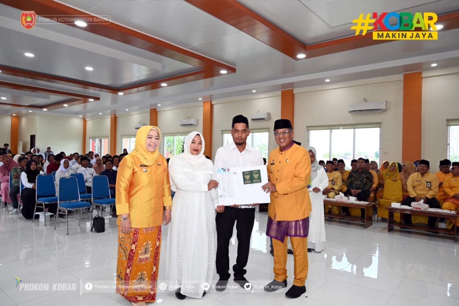 Bupati Kobar Hj Nurhidayah bersama wabup Suyanto mendampingi salah satu pasangan sidang isbat nikah terpadu yang digelar, belum lama ini.