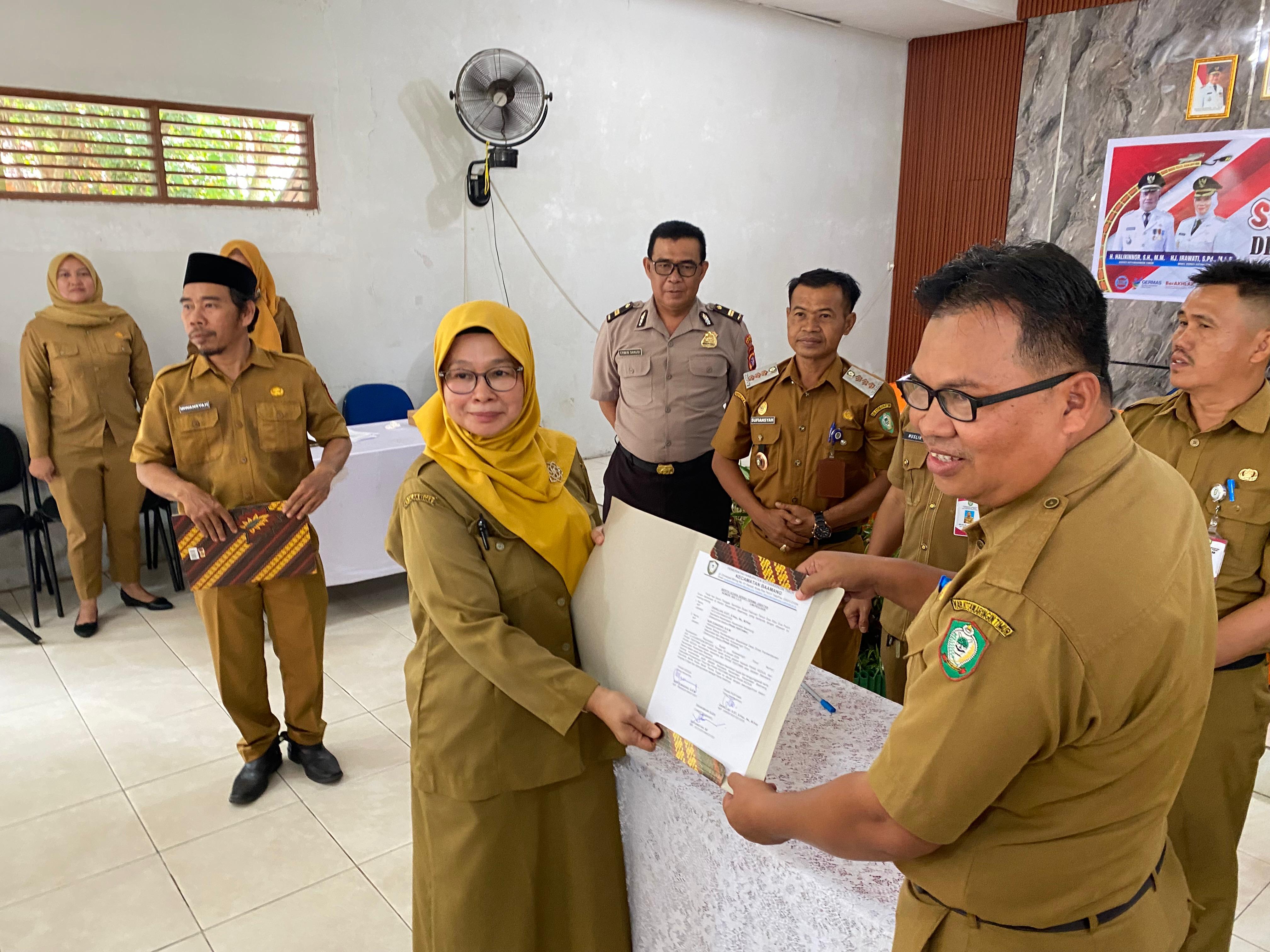 Camat Baamang, Sufiansyah (kanan) saat sertijab.MIFTAHKALTENGPOS.JAWAPOS.COM