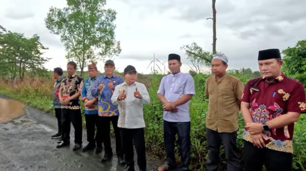 Anggota DPRD Kapuas Suprianto (tiga dari kanan) saat mendampingi Bupati Kapuas melakukan pengecekan jalan.