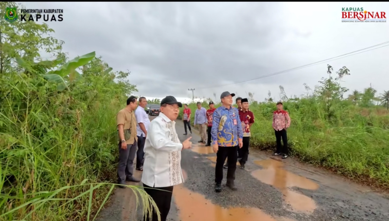 Bupati Kapuas HM Wiyatno saat blusukan mengecek jalan di wilayah Kecamatan Kapuas Kuala.